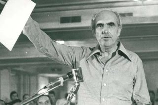 Ο Ανδρέας Παπανδρέου με το κείμενο της ιδρυτικής διακήρυξης του Πανελλήνιου Σοσιαλιστικού Κινήματος, στις 3 Σεπτέμβρη 1974